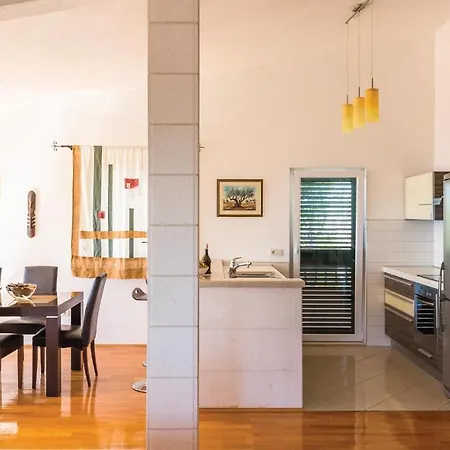 One-Bedroom Apartment In Makarska *