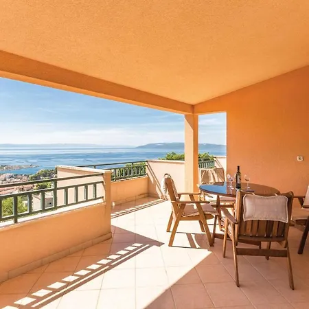 One-Bedroom Apartment In Makarska